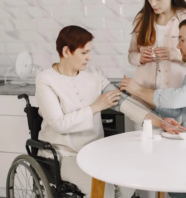 Adulta mayor recibiendo atención de salud en su casa